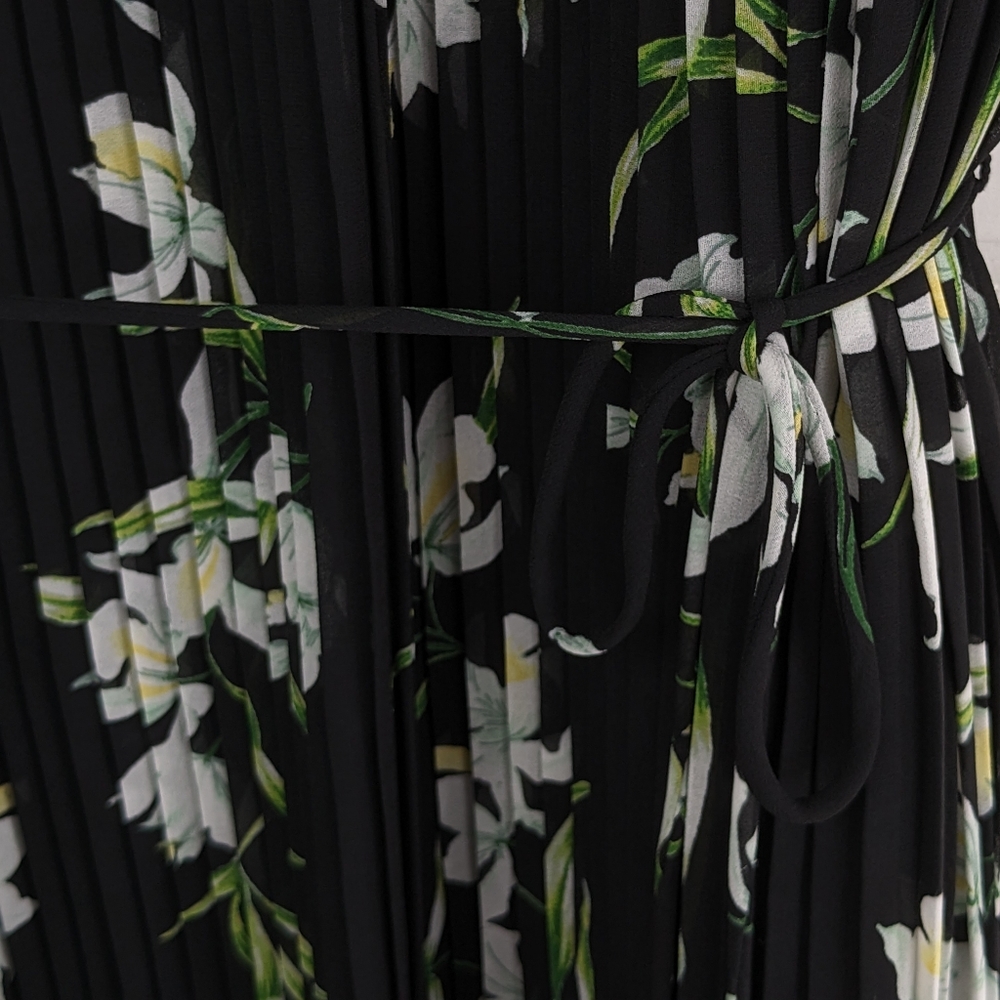 Banana Republic • Georgette Floral Pleated Dress - Picture 4 of 9